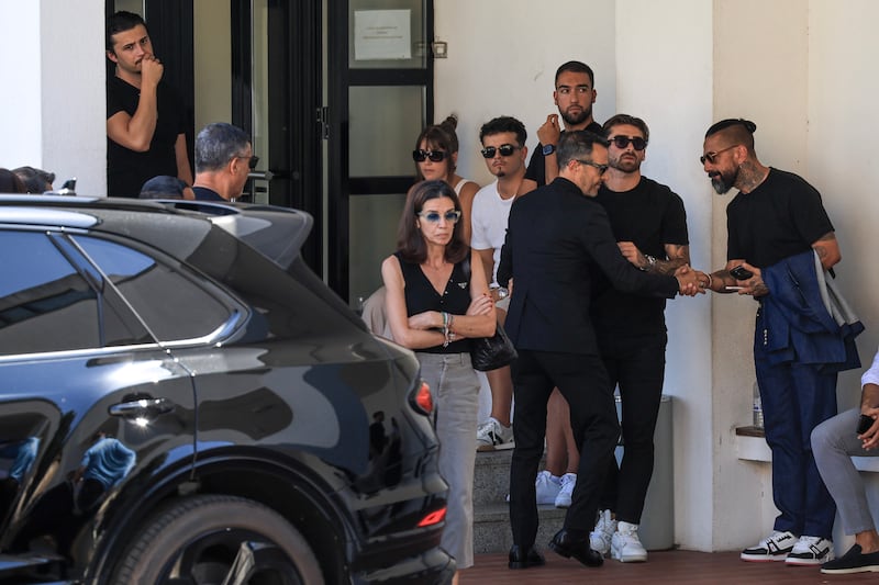 El agente deportivo Jorge Mendes, acompañado por el jugador de Nottingham Forest Jota Silva, asisten al velorio público de Diogo Jota y su hermano Andre Silva.
