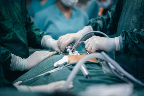 Menor de 4 años entró al hospital para una cirugía menor y murió; su médico estaba distraído en el celular