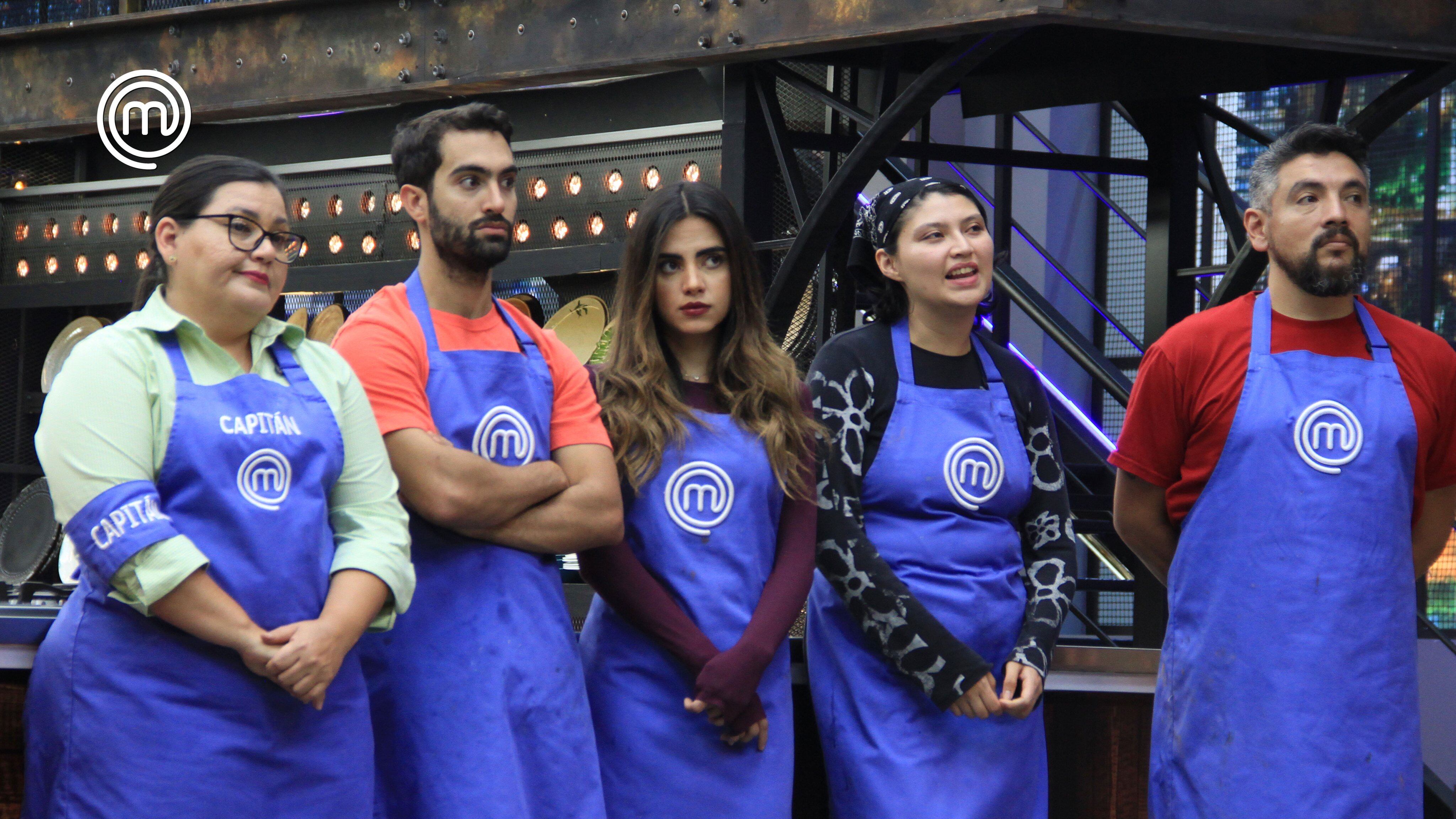 Cynthia muestra desinterés al trabajar en equipo