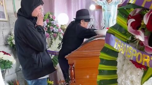 Madre y hermano le dan el último adiós a chofer que fue hallado sin vida en una quebrada de Quito.