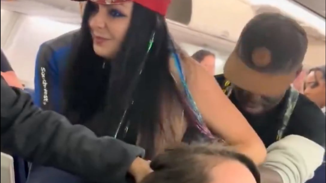 VIDEO: Pasajera sufre aparente ataque de pánico y agrede a otra mujer durante vuelo a Nueva York - Fuente: Video de X