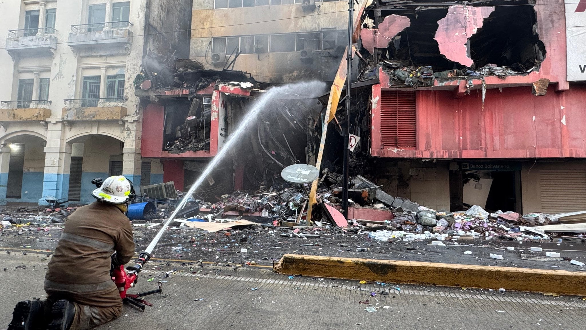 Fotografía del edificio Multicomercio con humo saliendo y zona acordonada por la emergencia.