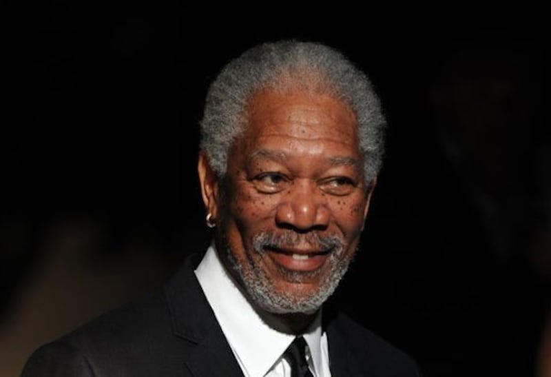 La razón por la que Morgan Freeman usa aretes de oro