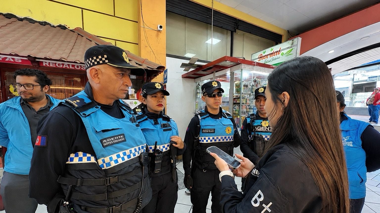 Rastreó su celular que fue robado en el Centro Histórico de Quito y un operativo municipal lo encontró en un local comercial