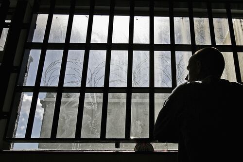 El país donde buscan delincuentes para llenar sus cárceles