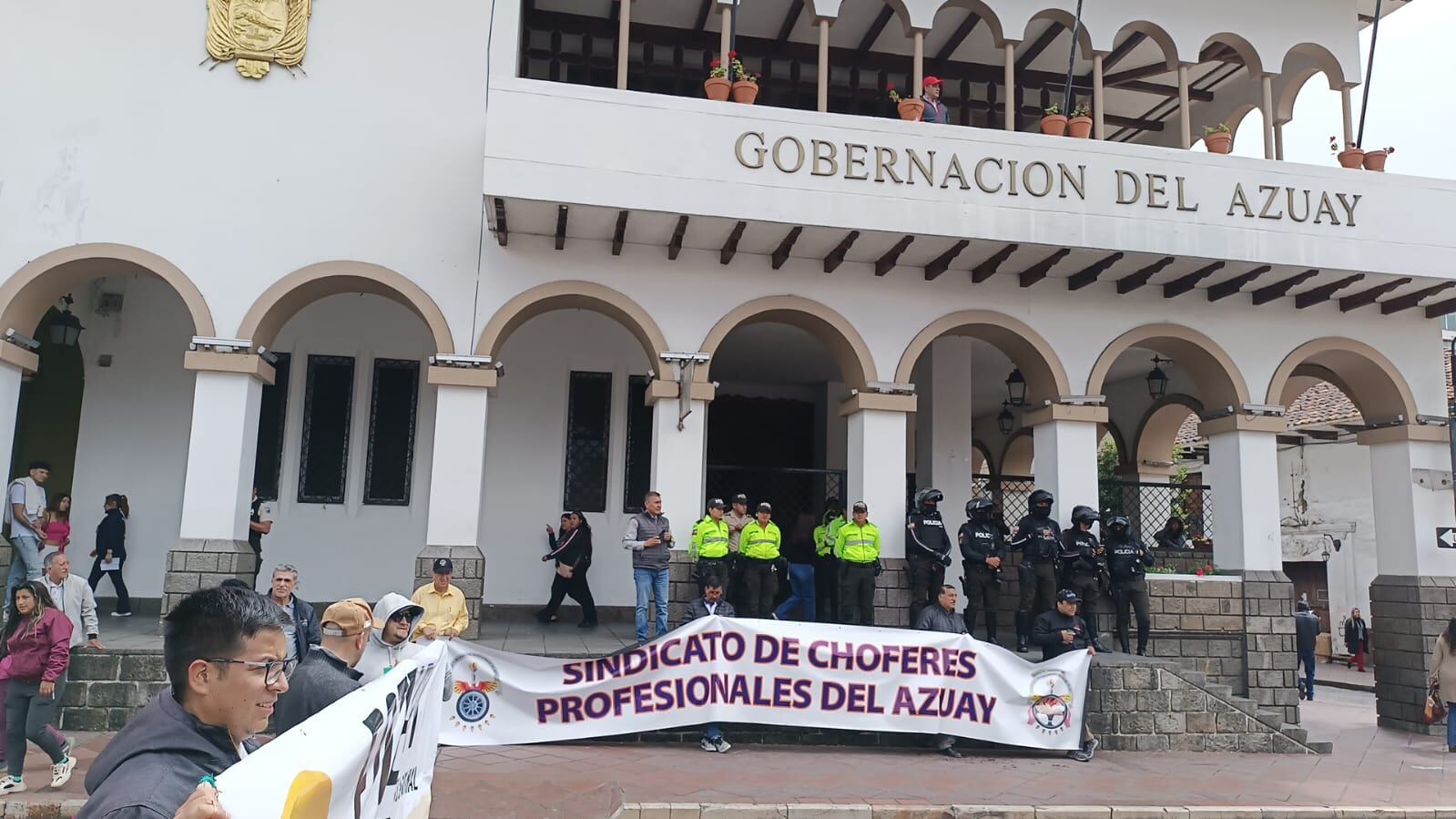 Transportistas del Sindicato de Choferes Profesionales de Azuay se concentran en el Centro Histórico de Cuenca para exigir la derogatoria del aumento del diésel.