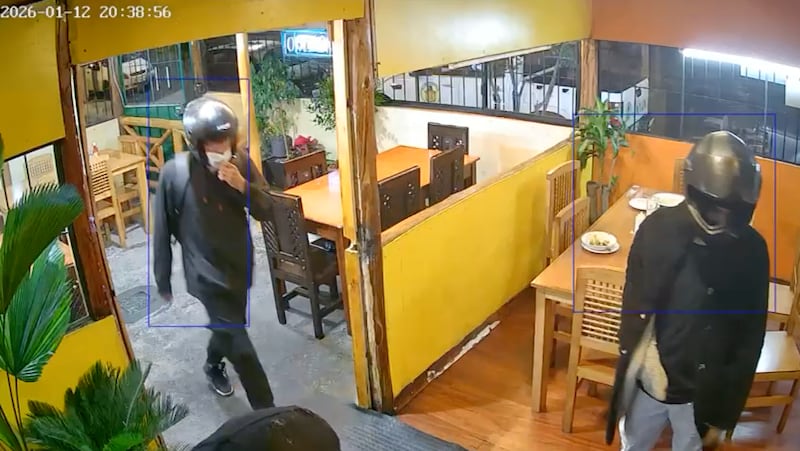 VIDEO: Así fue el violento  asalto a mano armada en restaurante al Norte de Quito