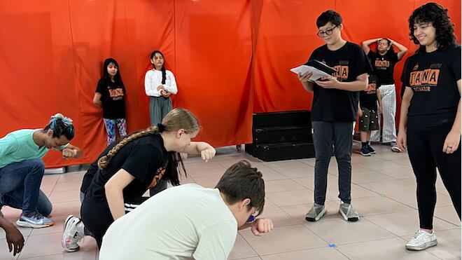 Ensayos para la obra Antígona, de la Escuela Jana.