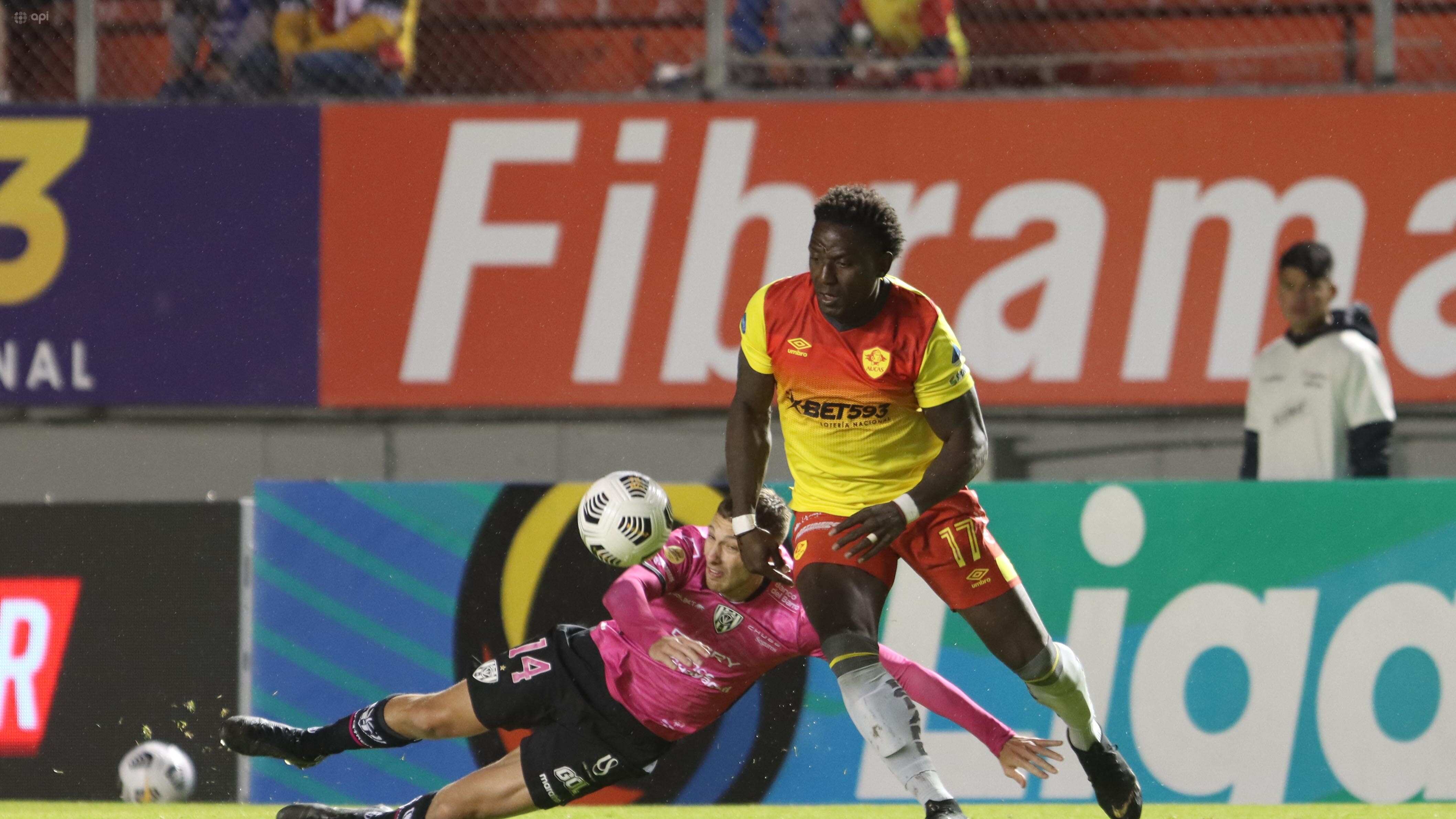 Roberto Ordóñez con Aucas ante Independiente del Valle