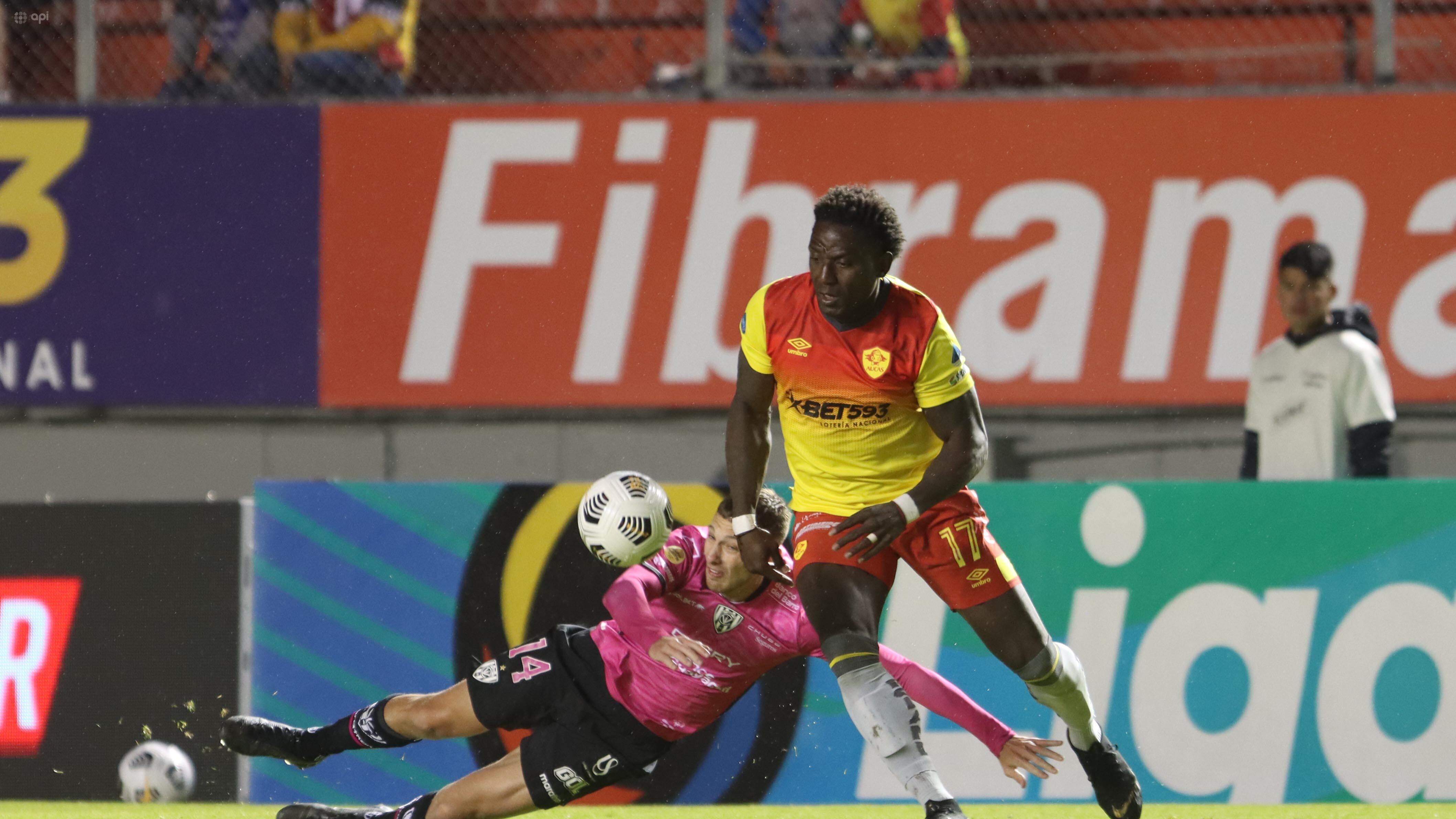 Roberto Ordóñez con Aucas ante Independiente del Valle