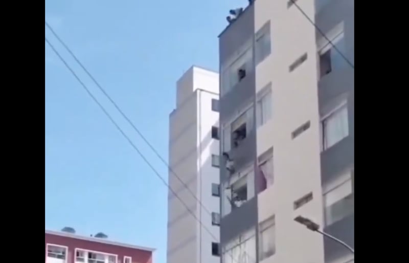 Captan el momento en que joven se lanzó de octavo piso de un edificio en Perú