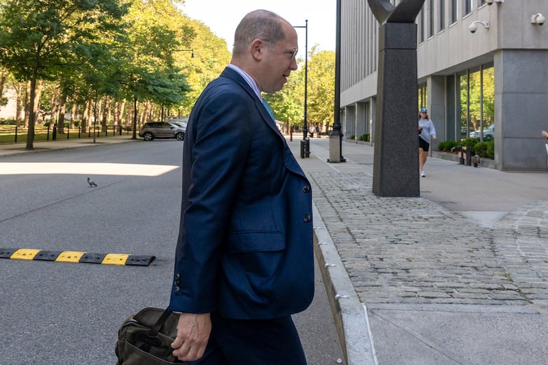 Alexei Schacht, abogado del narcotraficante José Adolfo Macías Villamar, alias 'Fito', llega a los tribunales este lunes, en Nueva York (Estados Unidos).