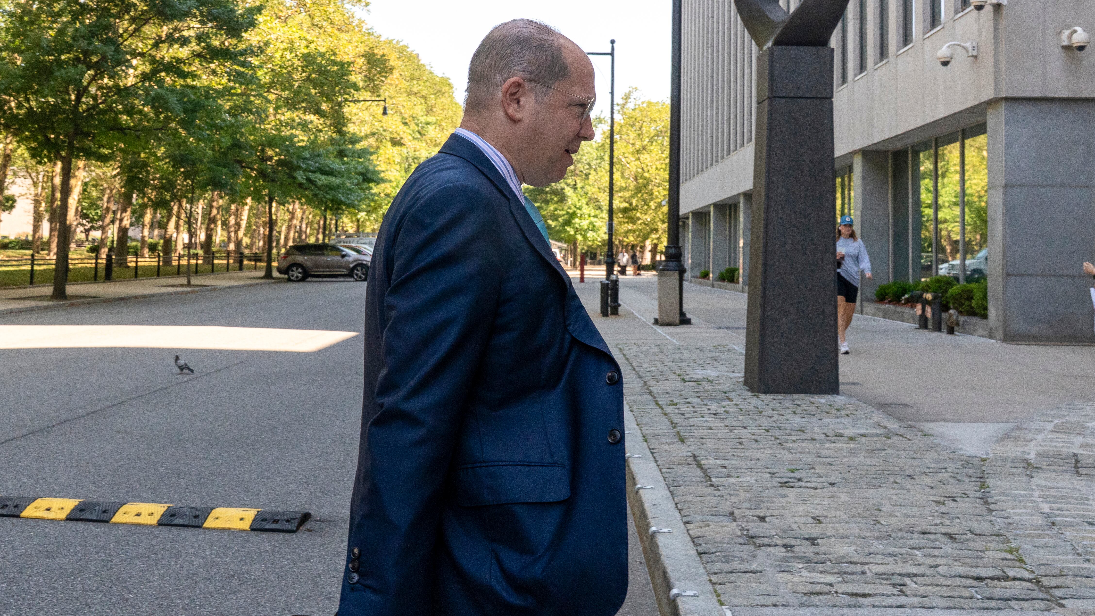 Alexei Schacht, abogado del narcotraficante José Adolfo Macías Villamar, alias 'Fito', llega a los tribunales este lunes, en Nueva York (Estados Unidos).