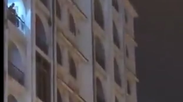 Mujer cayó desde el quinto piso desde un edificio en Guayaquil