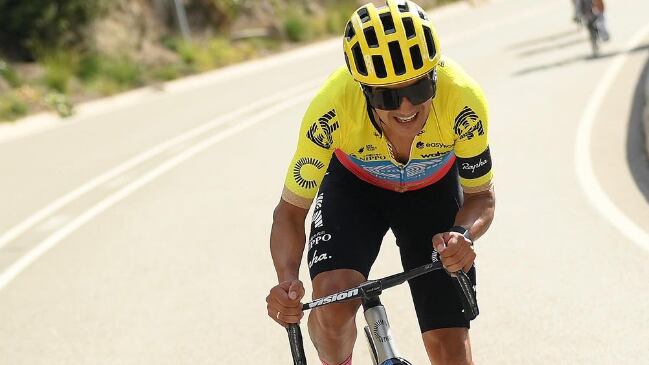 Richard Carapaz en carrera para el Tour de Francia