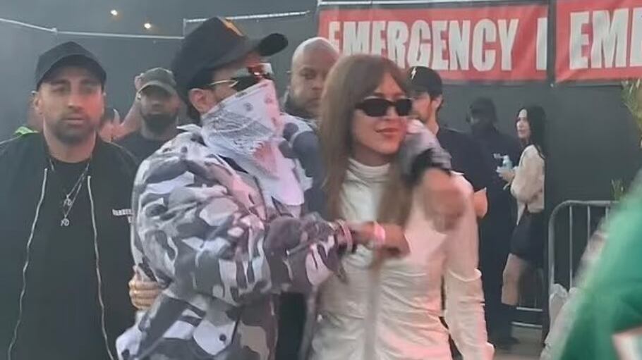 The Weeknd se muestra feliz con su nueva novia.