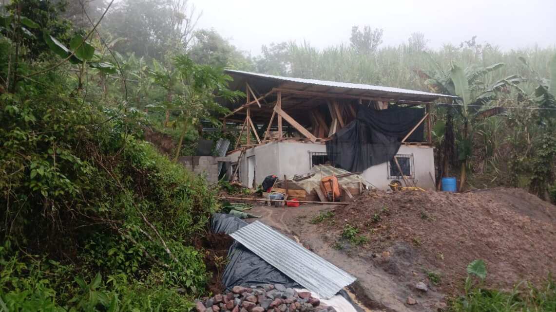 Colapso de vivienda en Quito: lluvias provocaron daños estructurales en Pacto.