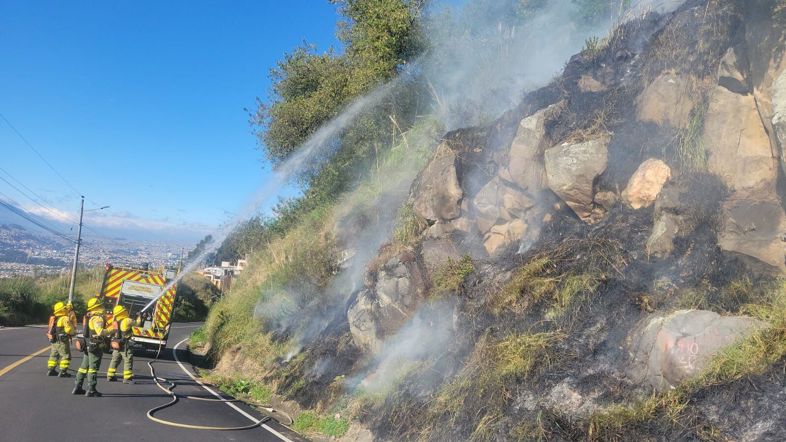 Quito: incendio forestal se registra en el cerro La Libertad