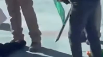 Conmoción en Chile: estudiante de 18 años atacó a su maestra con un machete - Fuente: Video de X