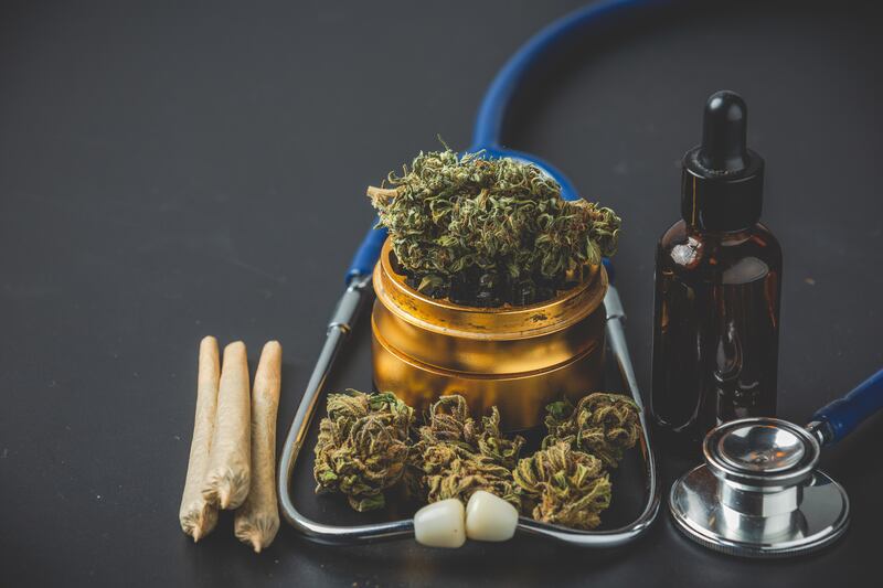 El debate alrededor del impacto que el cannabis y sus derivados tienen en la salud de las personas es muy amplio. Foto: Freepik.