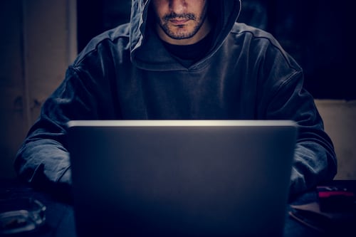 Pensó que encontró el amor, lo estafaron por más de USD 8 millones y terminó denunciando a un banco