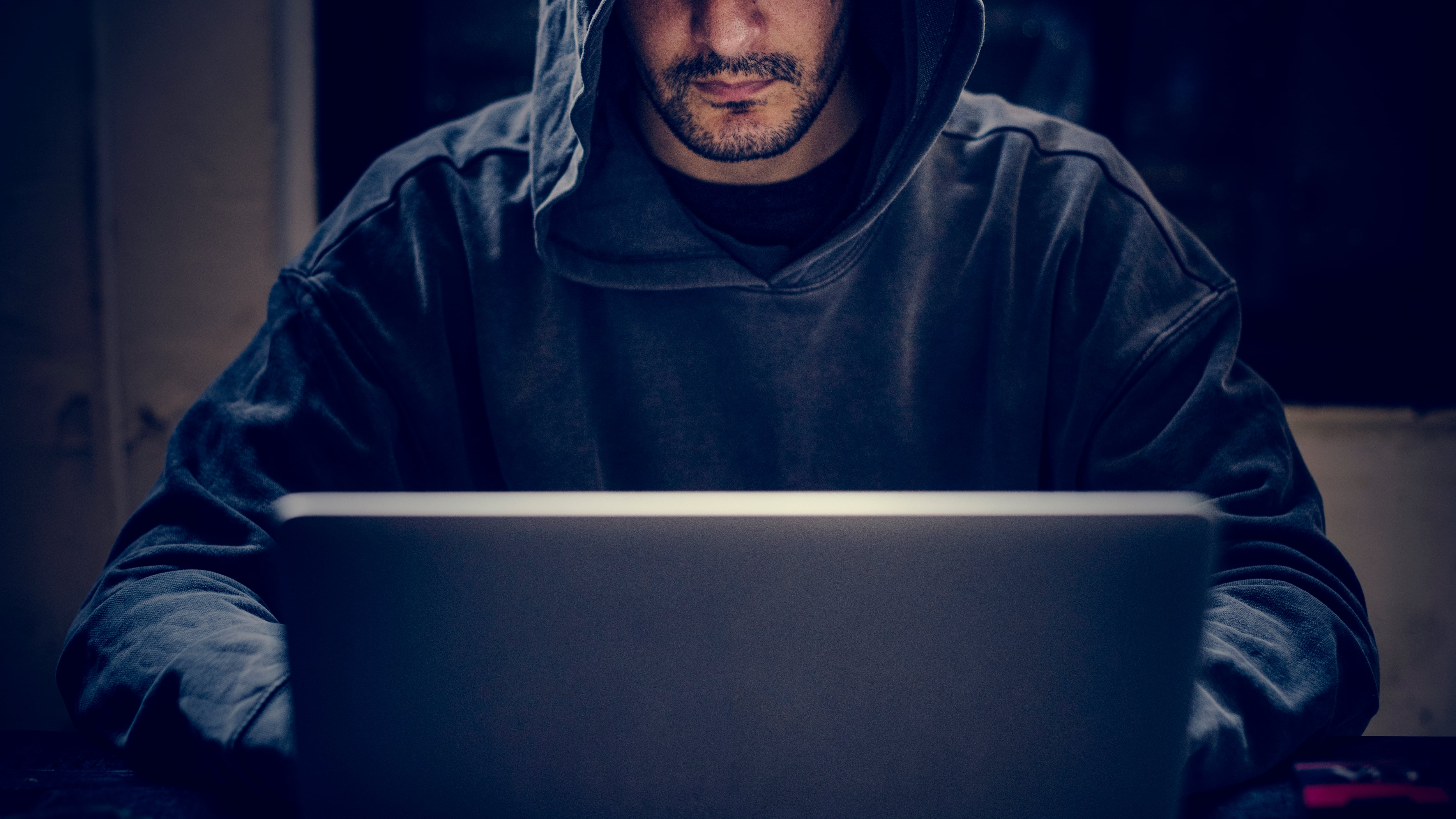 Pensó que encontró el amor, lo estafaron por más de USD 8 millones y terminó denunciando a un banco