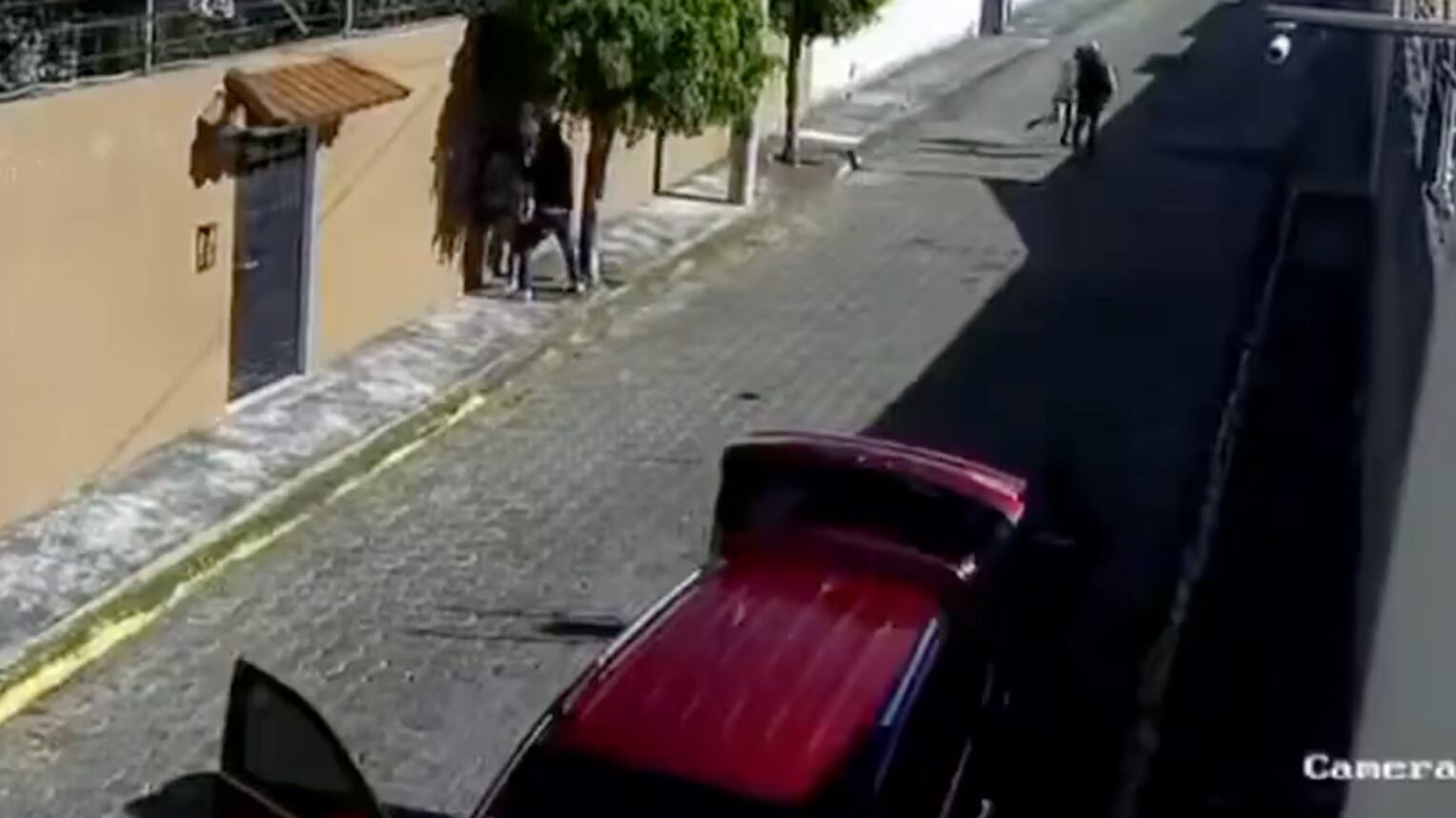 Intento de secuestro en Conocoto: intentaron meter a las víctimas en la cajuela de un auto - Fuente: Video de X