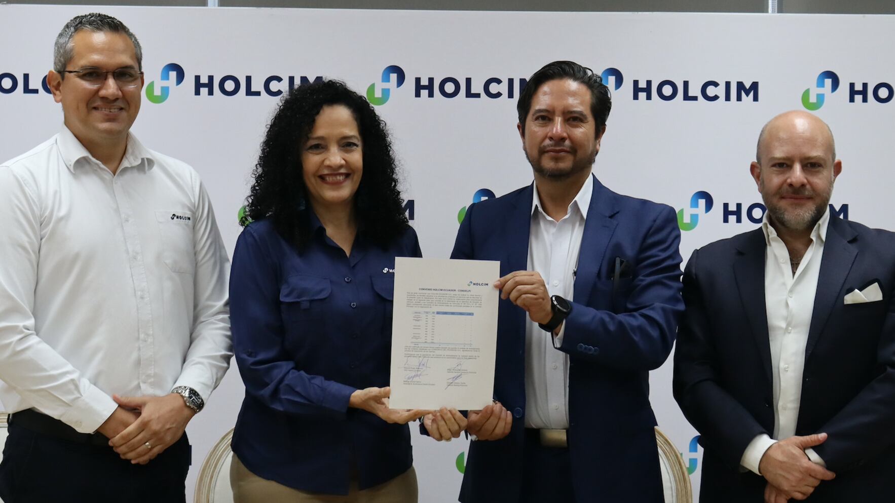 Rodrigo Corral, Gerente de Suministros Holcim Ecuador, Dolores Prado, CEO Holcim Ecuador, Edgar Rodríguez, Gerente General Renting Pichincha y Esteban Granizo, Gerente Renting Pichincha.