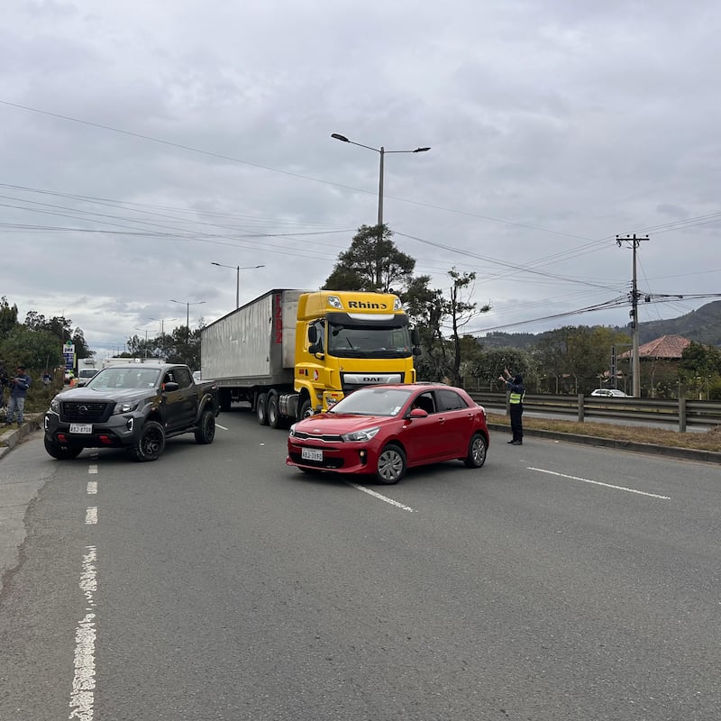 Transportistas bloquean la Autopista Cuenca–Azogues en Guangarcucho