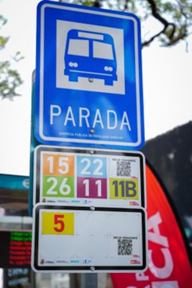 Nuevas placas con colores y códigos QR se instalan en paradas de buses para facilitar la identificación de rutas en Cuenca.