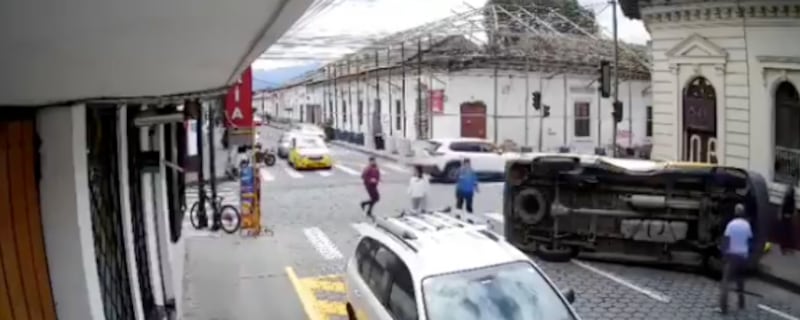 Cámara de seguridad captó el volcamiento de buseta escolar en Ibarra: tres niños resultaron heridos - Fuente: Video de X