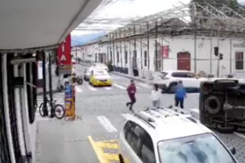 Cámara de seguridad captó el volcamiento de buseta escolar en Ibarra: tres niños resultaron heridos