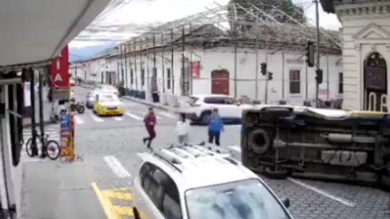 Cámara de seguridad captó el volcamiento de buseta escolar en Ibarra: tres niños resultaron heridos - Fuente: Video de X