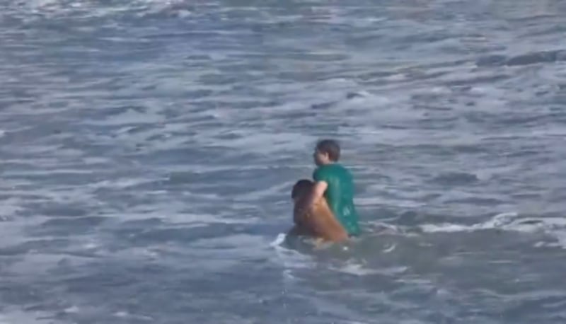 Vecino se lanza al mar y rescata a un perro que era arrastrado por la corriente.