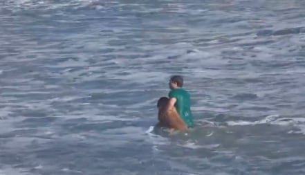 Vecino se lanza al mar y rescata a un perro que era arrastrado por la corriente.