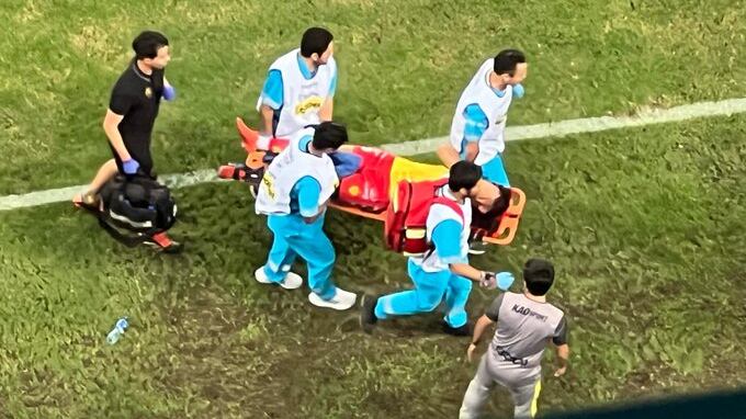 Tiago Serpa sale en camilla desde el Capwell