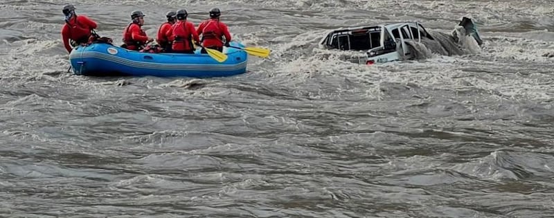 Camioneta cae al Río Upano