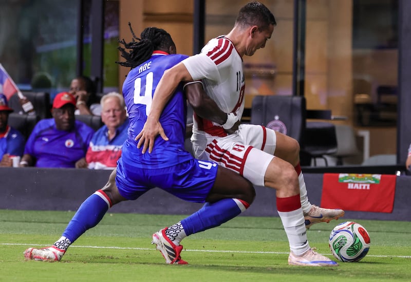 MIAMI (United States), 06/06/2026.- Haiti's Ricardo Ade (L) in action against Peru's Jairo Velez during the International soccer friendly between Haiti and Peru in Miami, Florida, USA, 05 June 2026. (Futbol, Amistoso) EFE/EPA/CRISTOBAL HERRERA-ULASHKEVICH