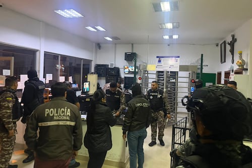 Captaban víctimas mediante aplicaciones de transporte y lo coordinaban desde la cárcel de El Inca, norte de Quito