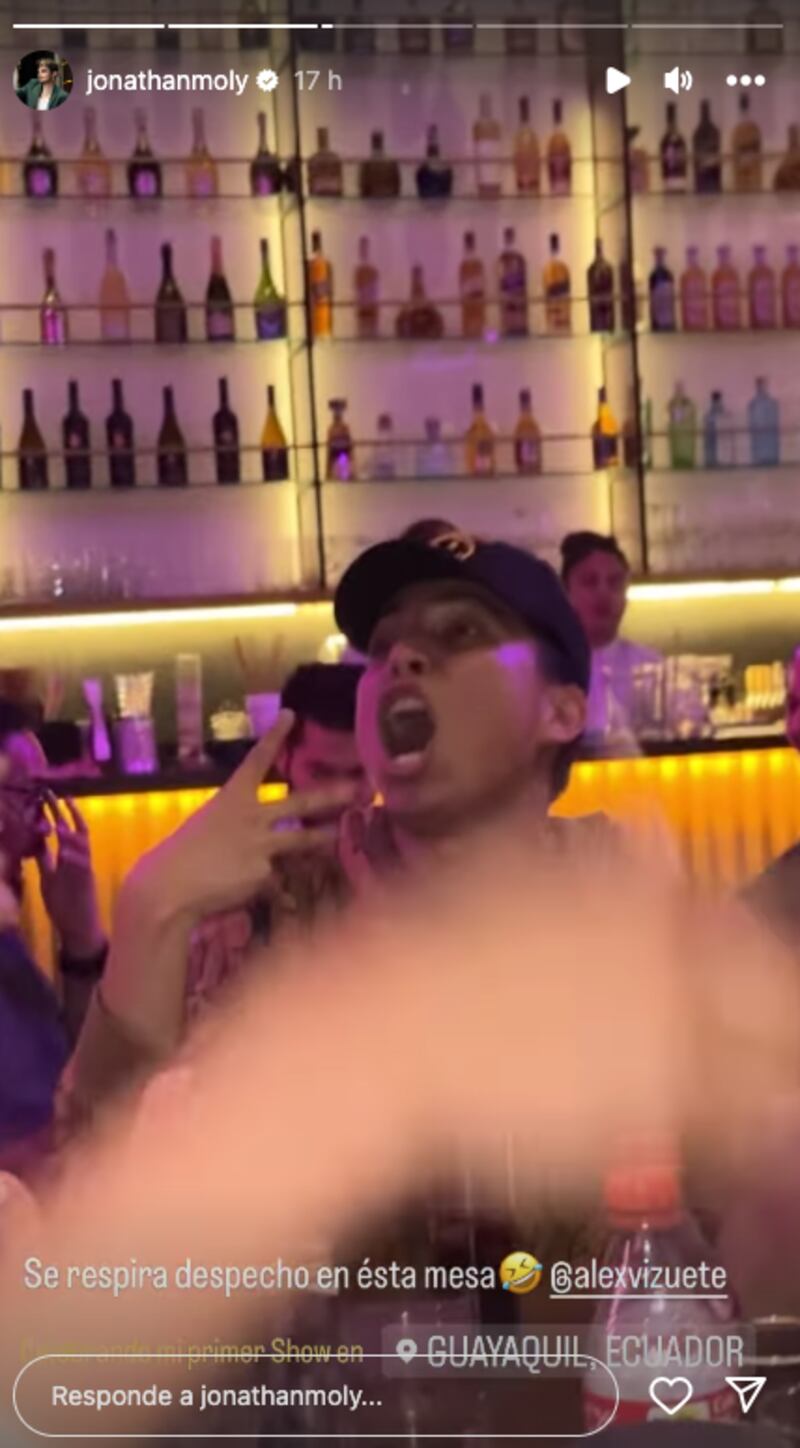 Álex Vizuete canta despechado.