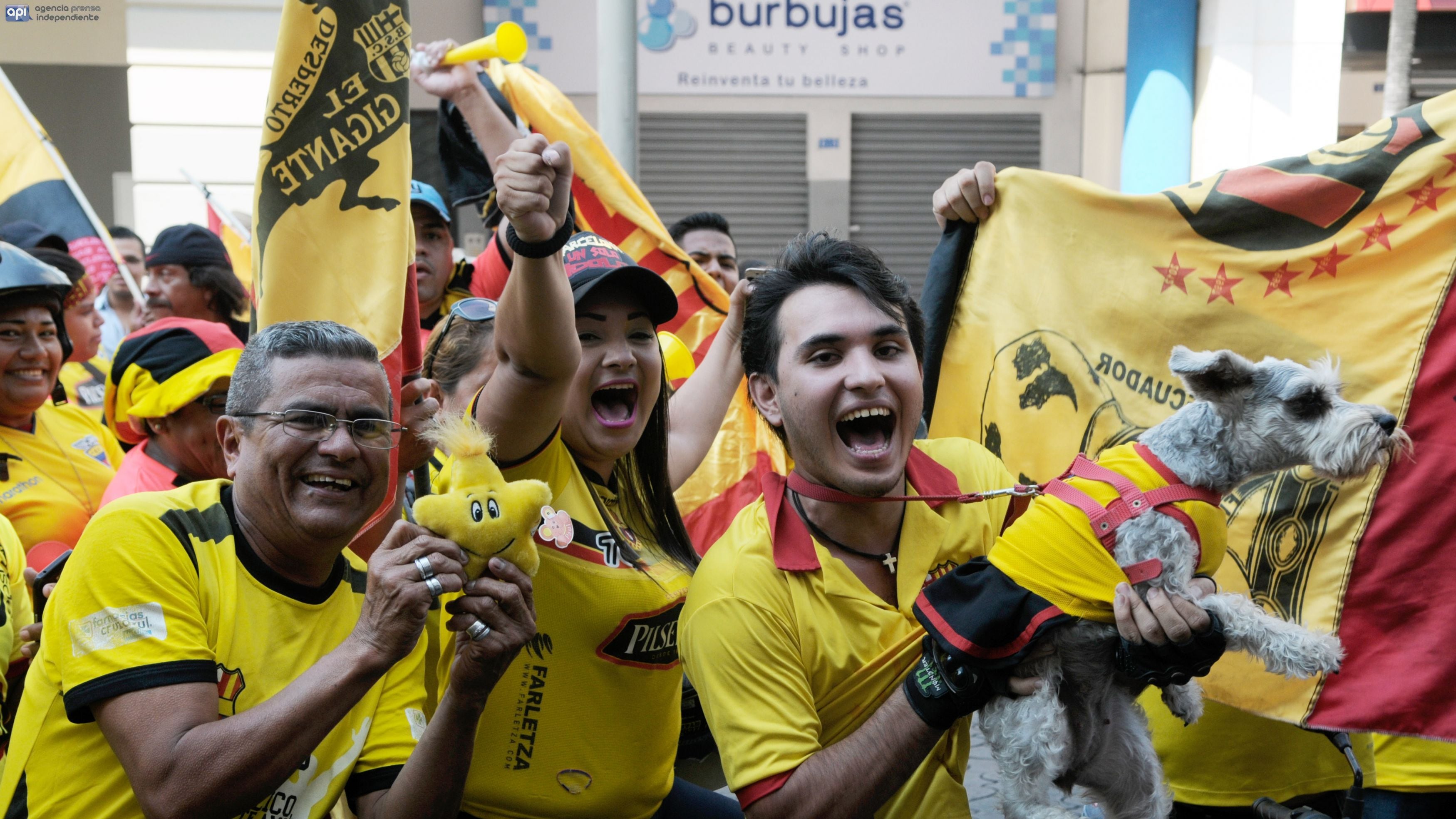 Hinchas celebraron el campeonato que obtuvo Barcelona SC tomándose la avenida 9 de Octubre/API