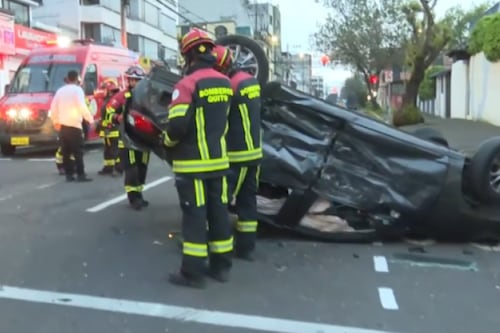 Choque en Quito deja un vehículo volcado, dos heridos y un conductor prófugo
