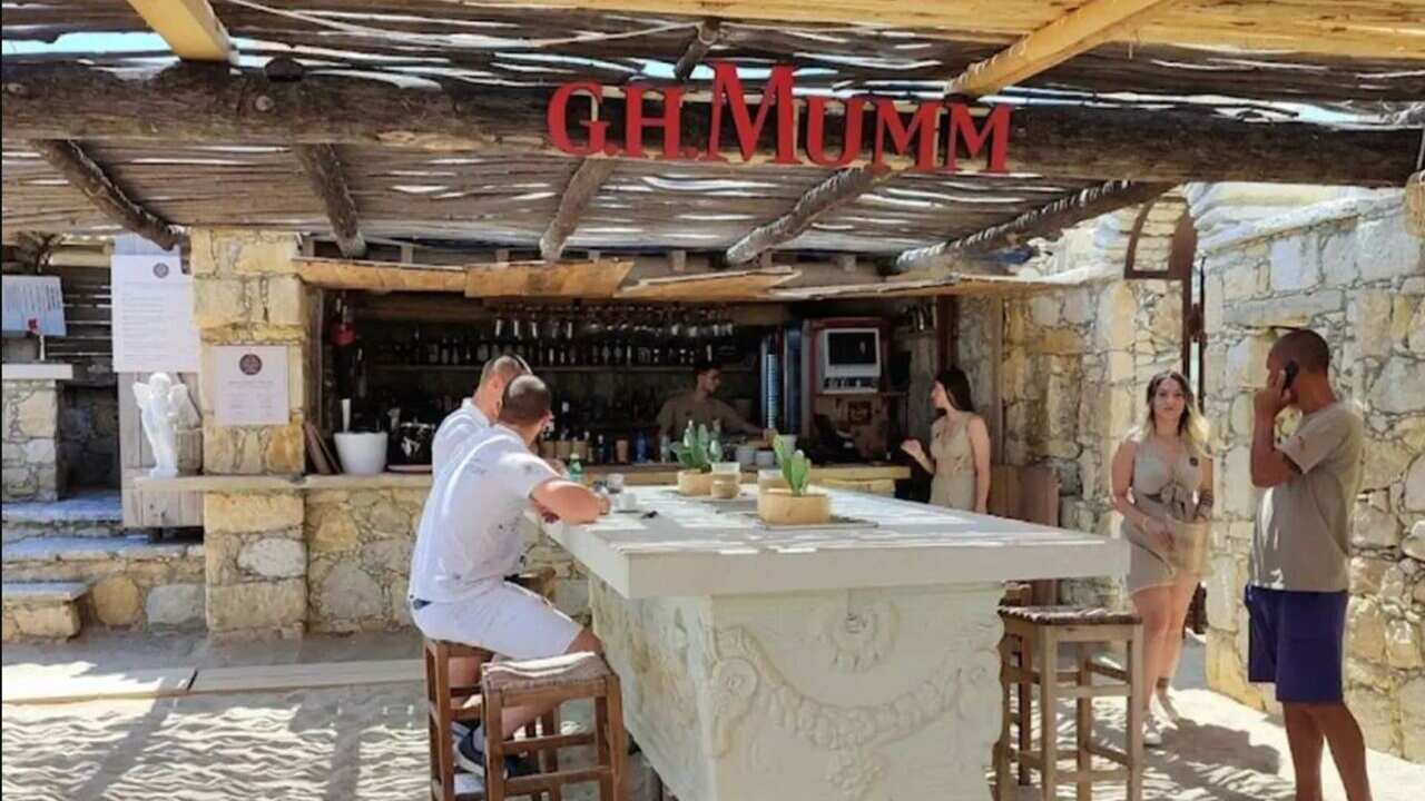 Antiguo sarcófago en un bar