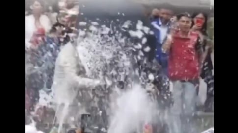 Novia fue bañada en espuma durante Carnaval.