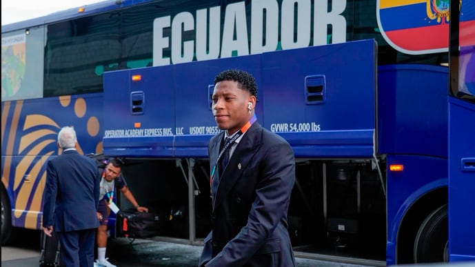 Gonzalo Plata ingresa al estadio de Filadelfia donde la Tri enfrentará a Costa de Marfil.