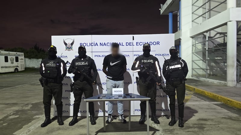 Se puso nervioso al ver a la Policía: tenía un celular robado y 11 más en Tumbaco, en Quito. Foto: Policía Nacional