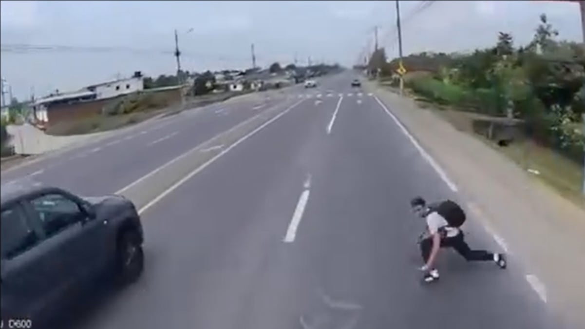 Hombre se lanzó a las llantas de un tráiler