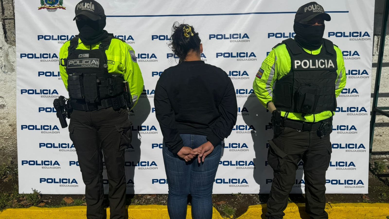 Mujer que era buscada por extorsión fue capturada durante el registro de un night club en el sur de Quito