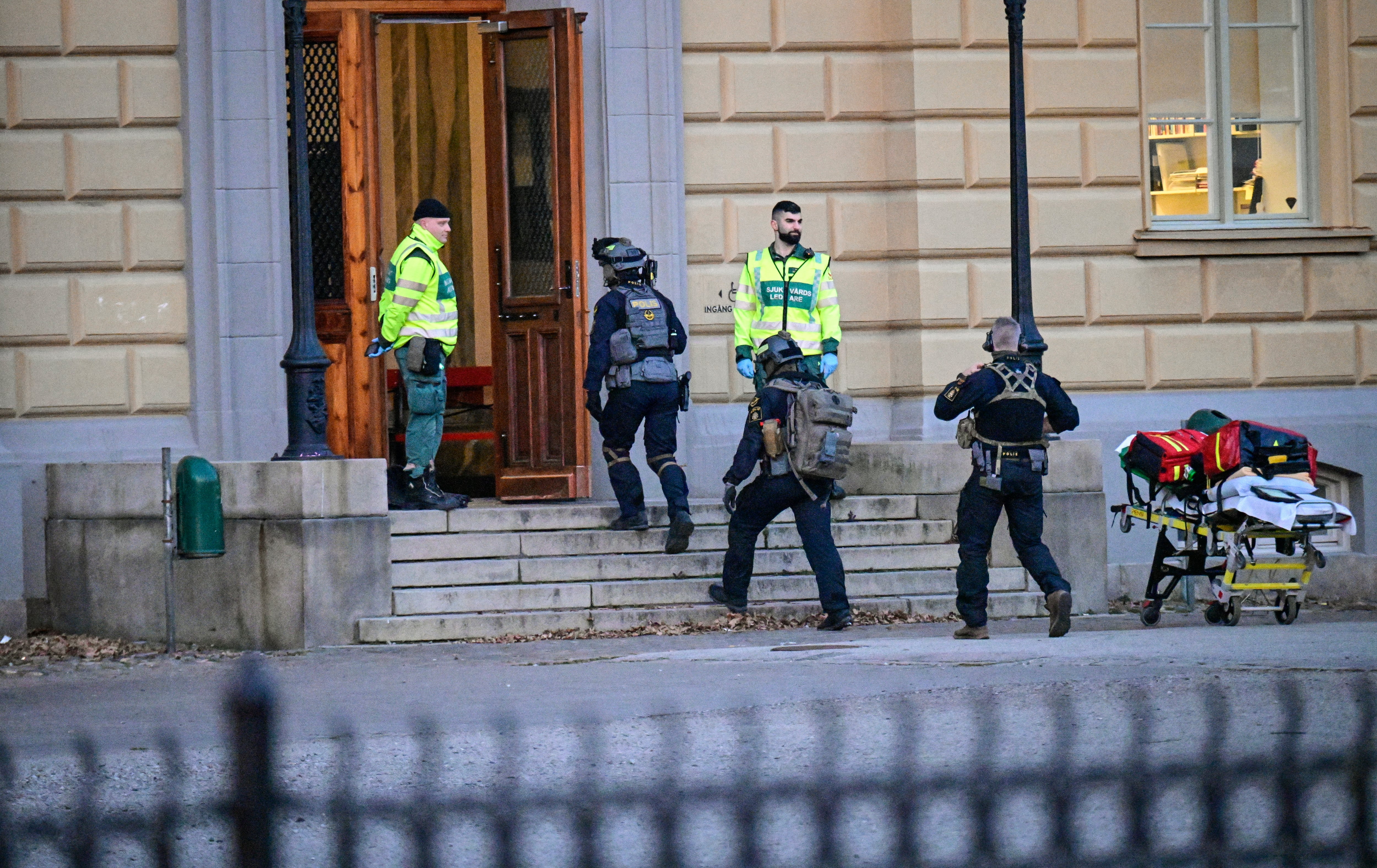 La policía acude a un incidente en una escuela en Malmo, Suecia, el 21 de marzo del 2022. (Johan Nilsson/TT via AP)