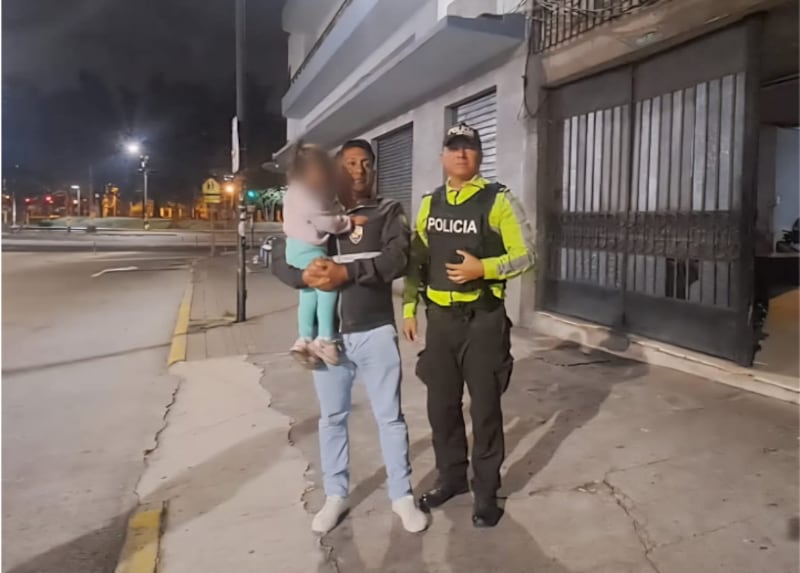 Rescatan a niña de tres años que estaba en la vía pública junto a un hombre borracho en Cumbayá, Quito